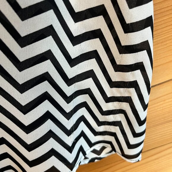 Misia Black and White Chevron Patterned Sleeveless Top - L - Picture 8 of 8